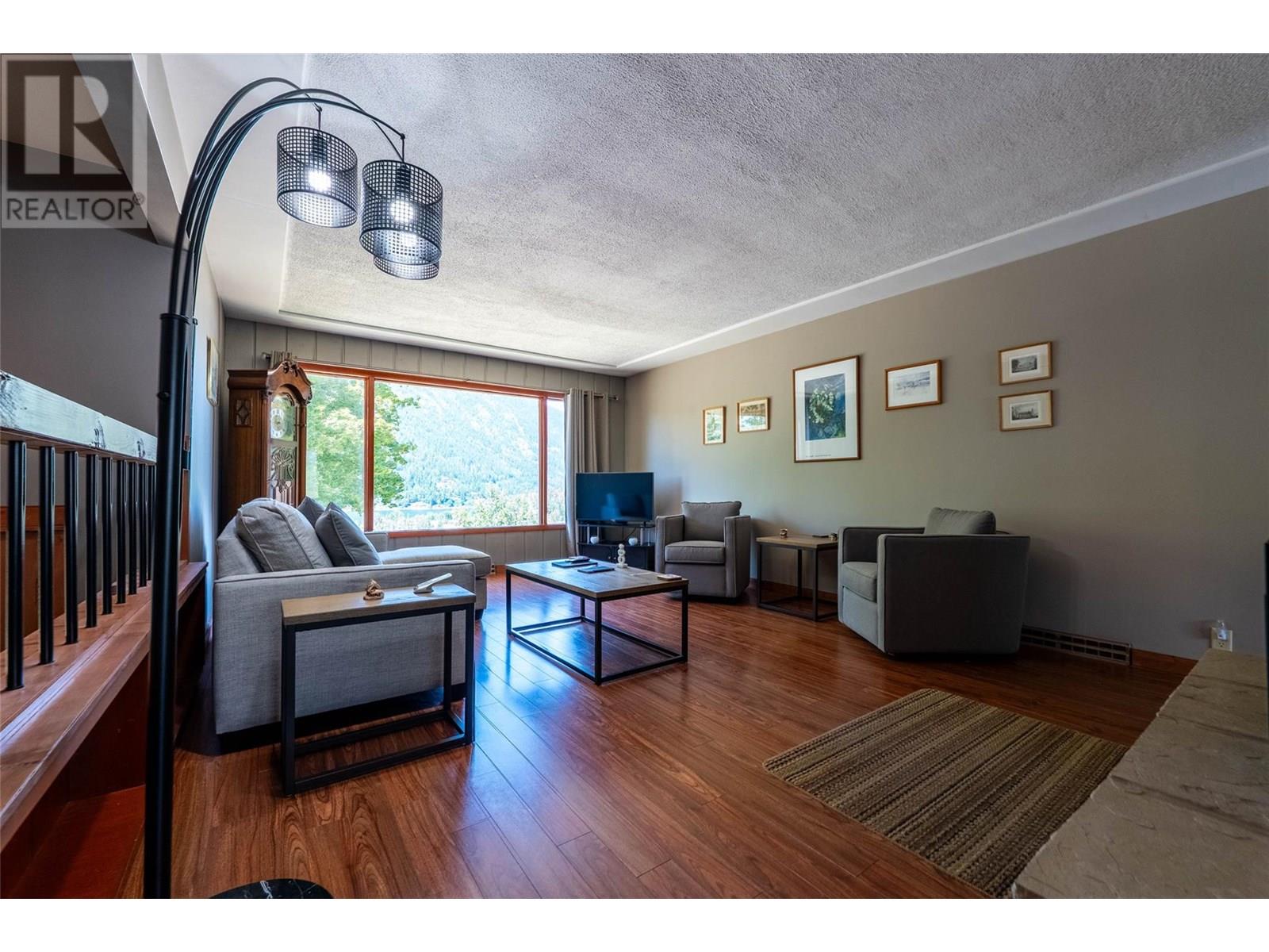 Photo 11 of 601 Mchardy Street, Nelson BC