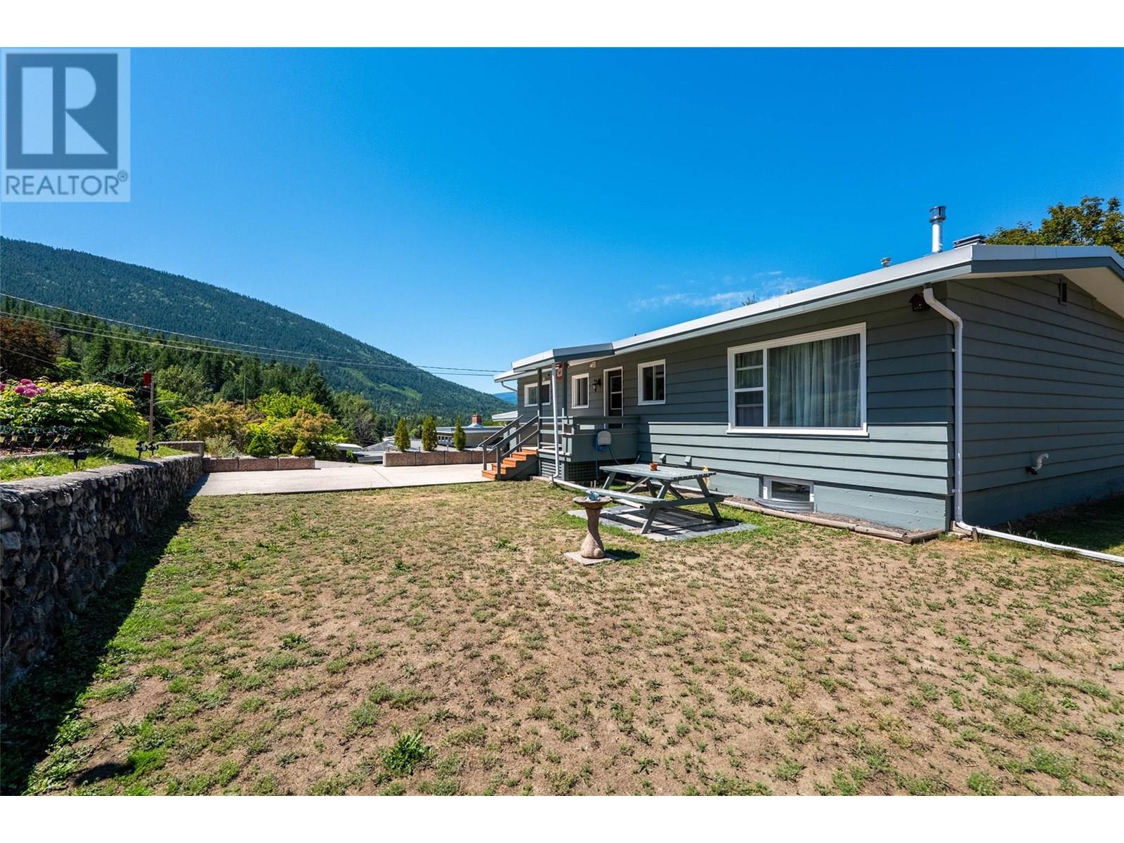 Photo 4 of 601 Mchardy Street, Nelson BC
