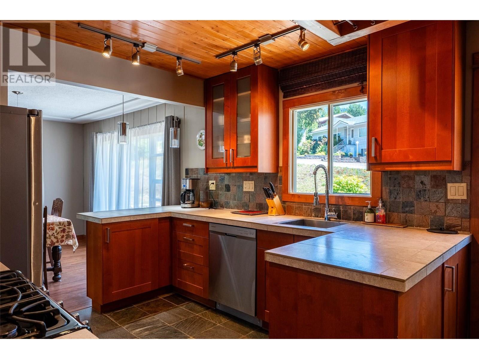 Photo 8 of 601 Mchardy Street, Nelson BC