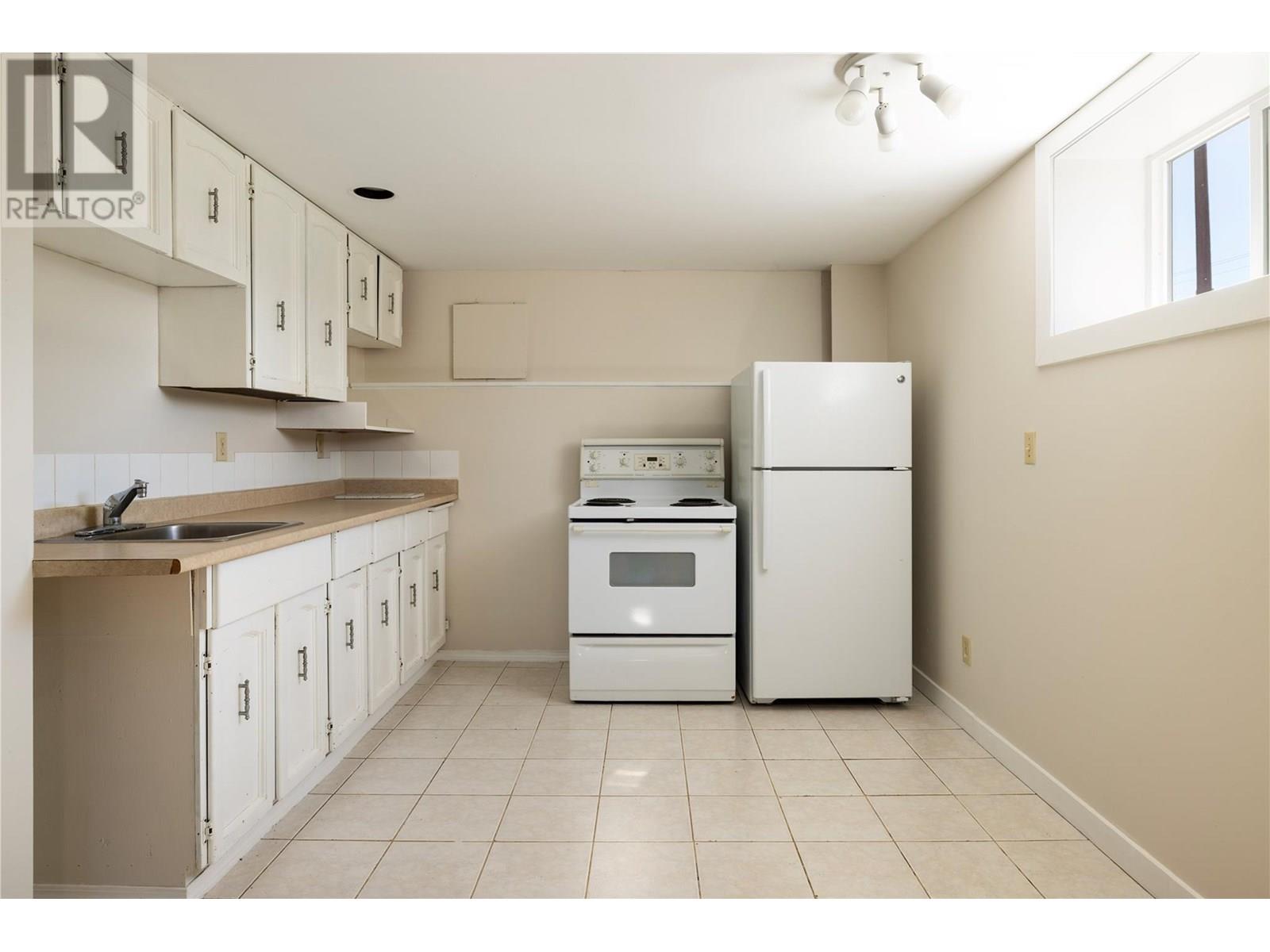 Photo 10 of 415 Gerstmar Road, Kelowna BC