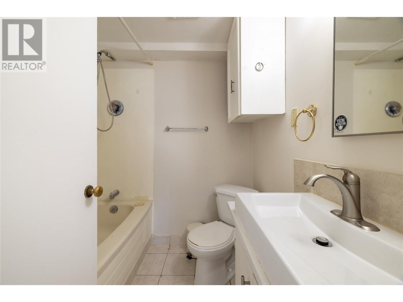 Photo 9 of 415 Gerstmar Road, Kelowna BC