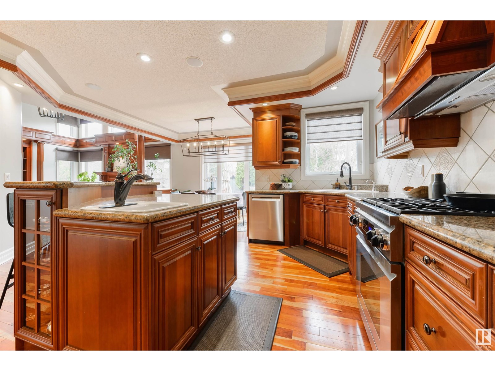 Photo 10 of 727 Hetu Ln Nw, Edmonton AB