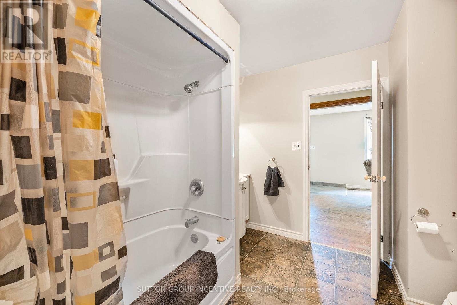Photo 12 of 1213 Bayfield Street N, Springwater ON