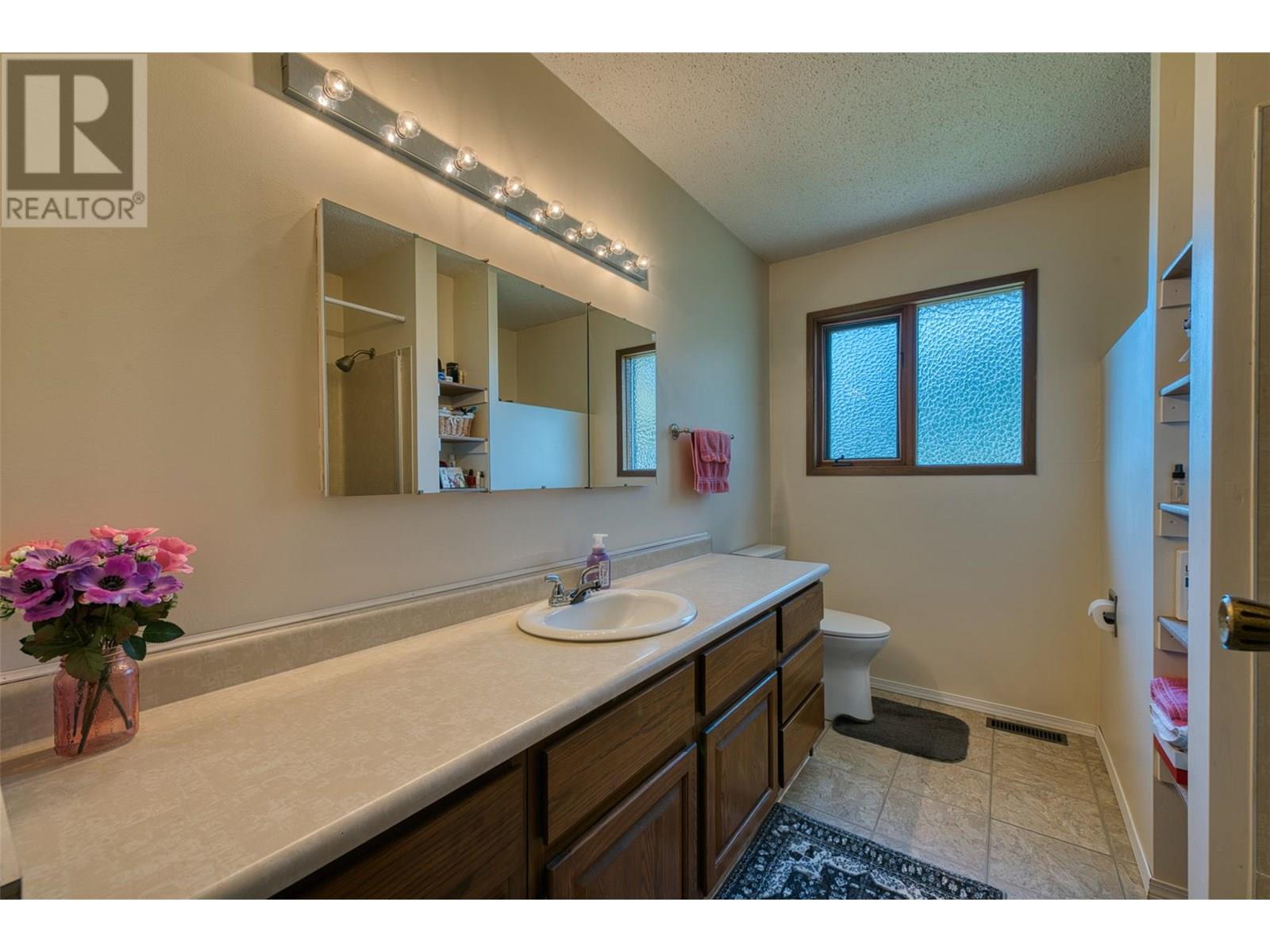 Photo 11 of 813 Cliff Avenue, Enderby BC