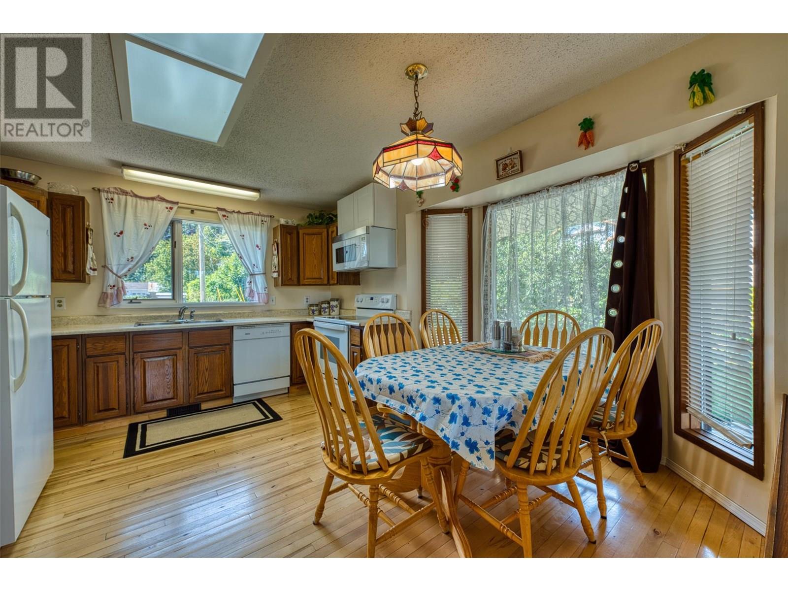 Photo 8 of 813 Cliff Avenue, Enderby BC