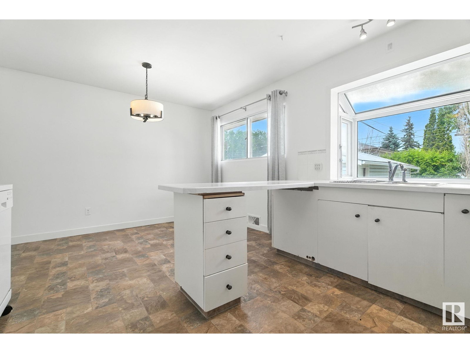 Photo 8 of 15934 94 Av Nw, Edmonton AB