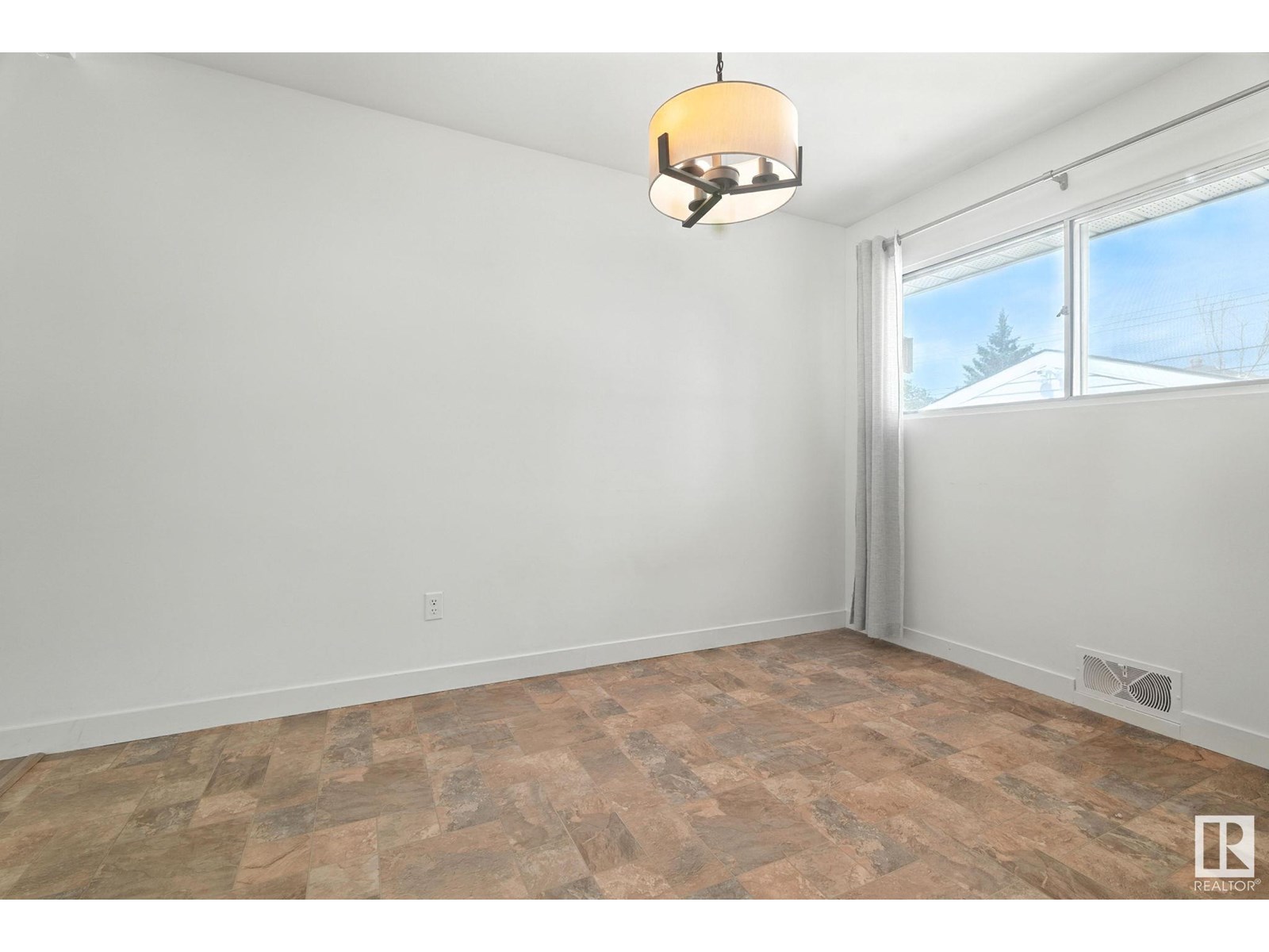 Photo 10 of 15934 94 Av Nw, Edmonton AB