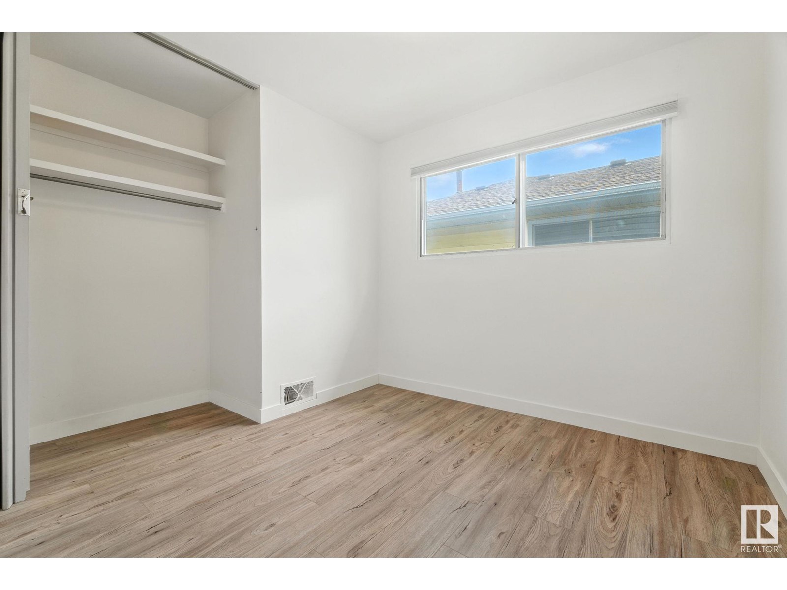 Photo 16 of 15934 94 Av Nw, Edmonton AB