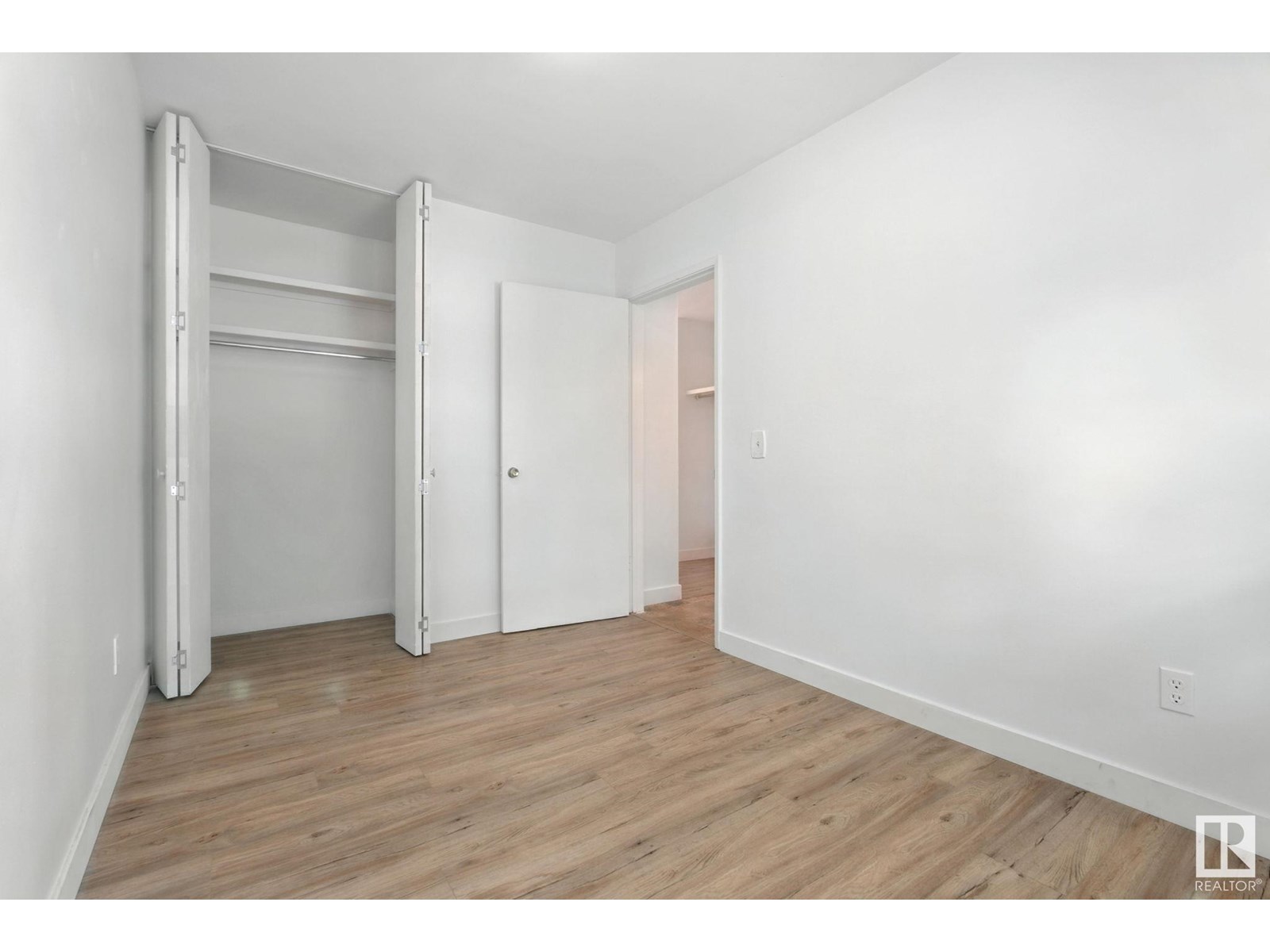 Photo 12 of 15934 94 Av Nw, Edmonton AB