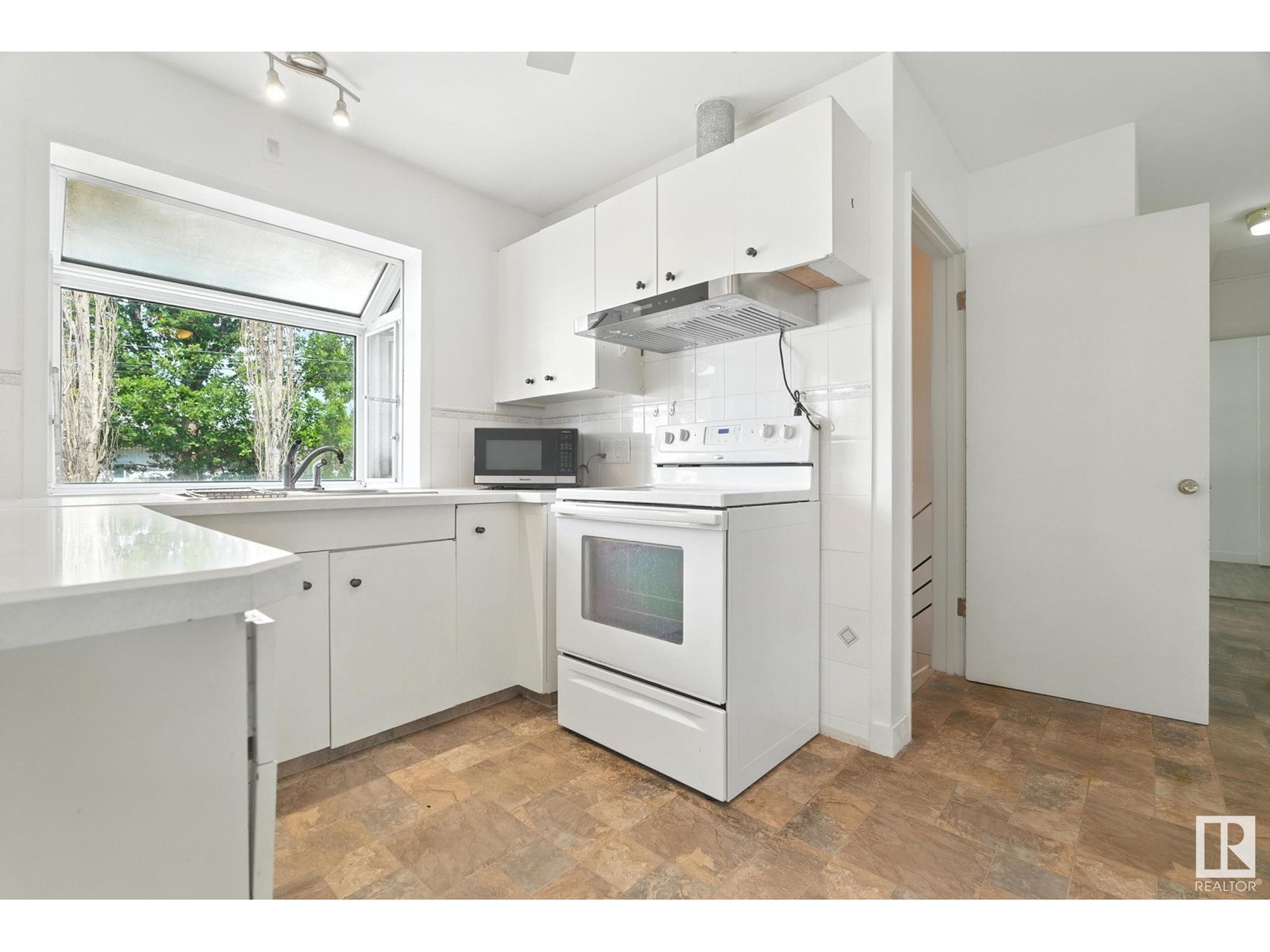Photo 9 of 15934 94 Av Nw, Edmonton AB