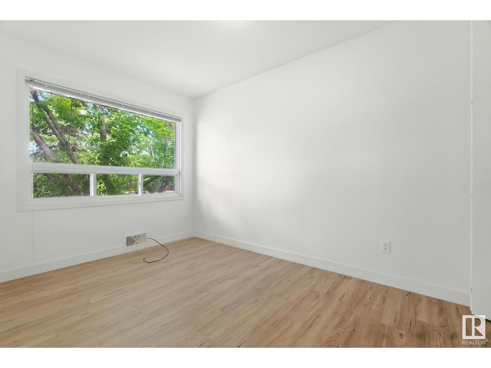 Photo 11 of 15934 94 Av Nw, Edmonton AB