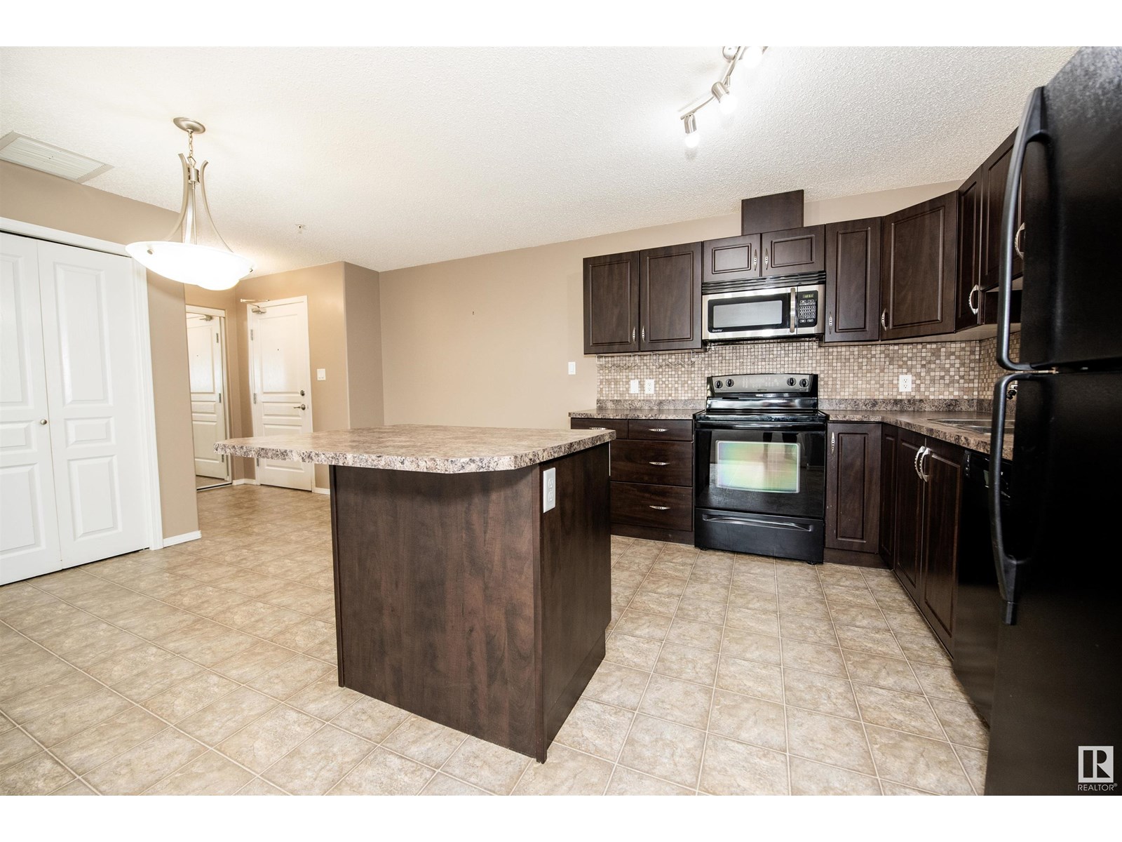 Photo 5 of 209 16035 132 St Nw, Edmonton AB