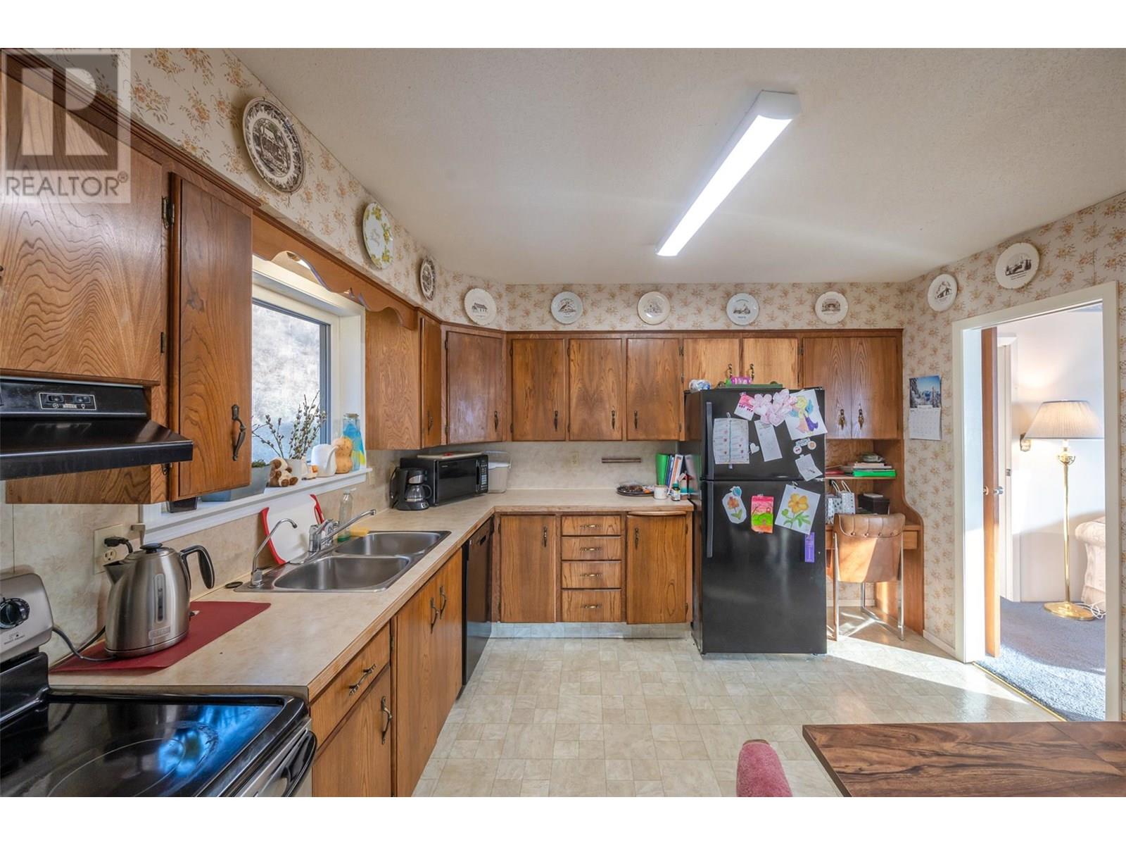  9800 Giants Head Road, Summerland