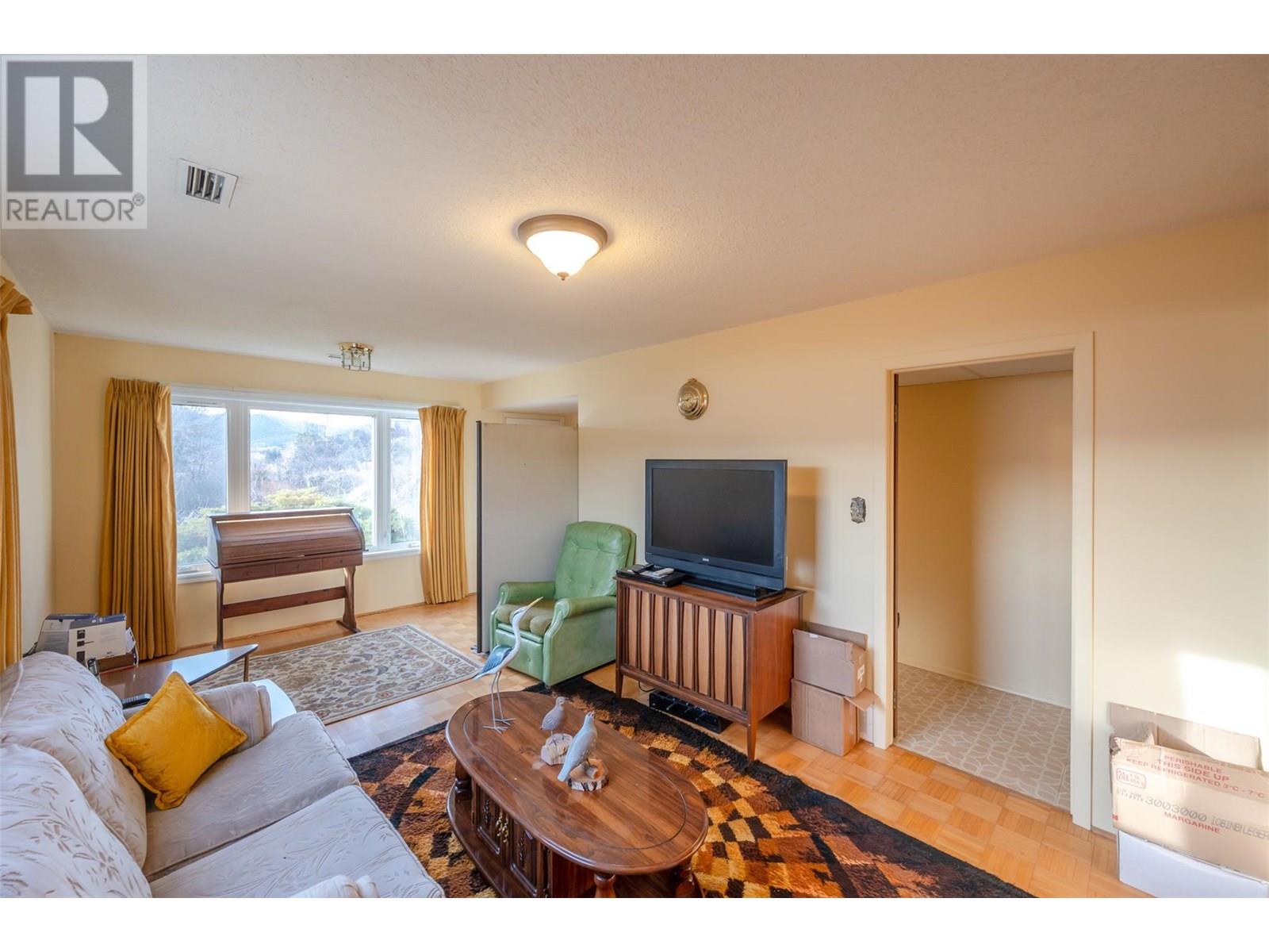  9800 Giants Head Road, Summerland