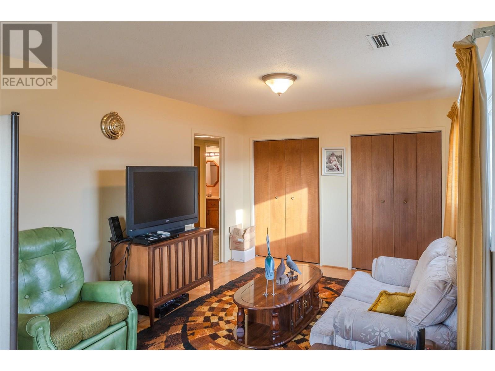 9800 Giants Head Road, Summerland