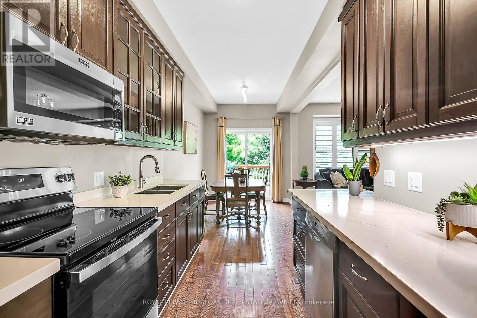 Photo 15 of 41 300 Ravineview Way, Oakville ON