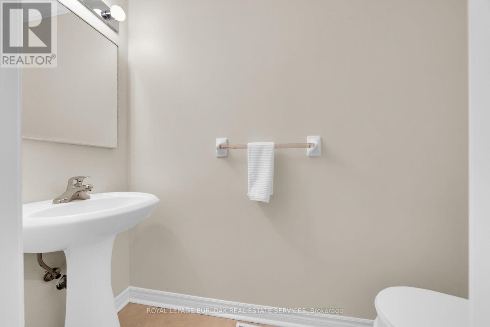 Photo 3 of 41 300 Ravineview Way, Oakville ON