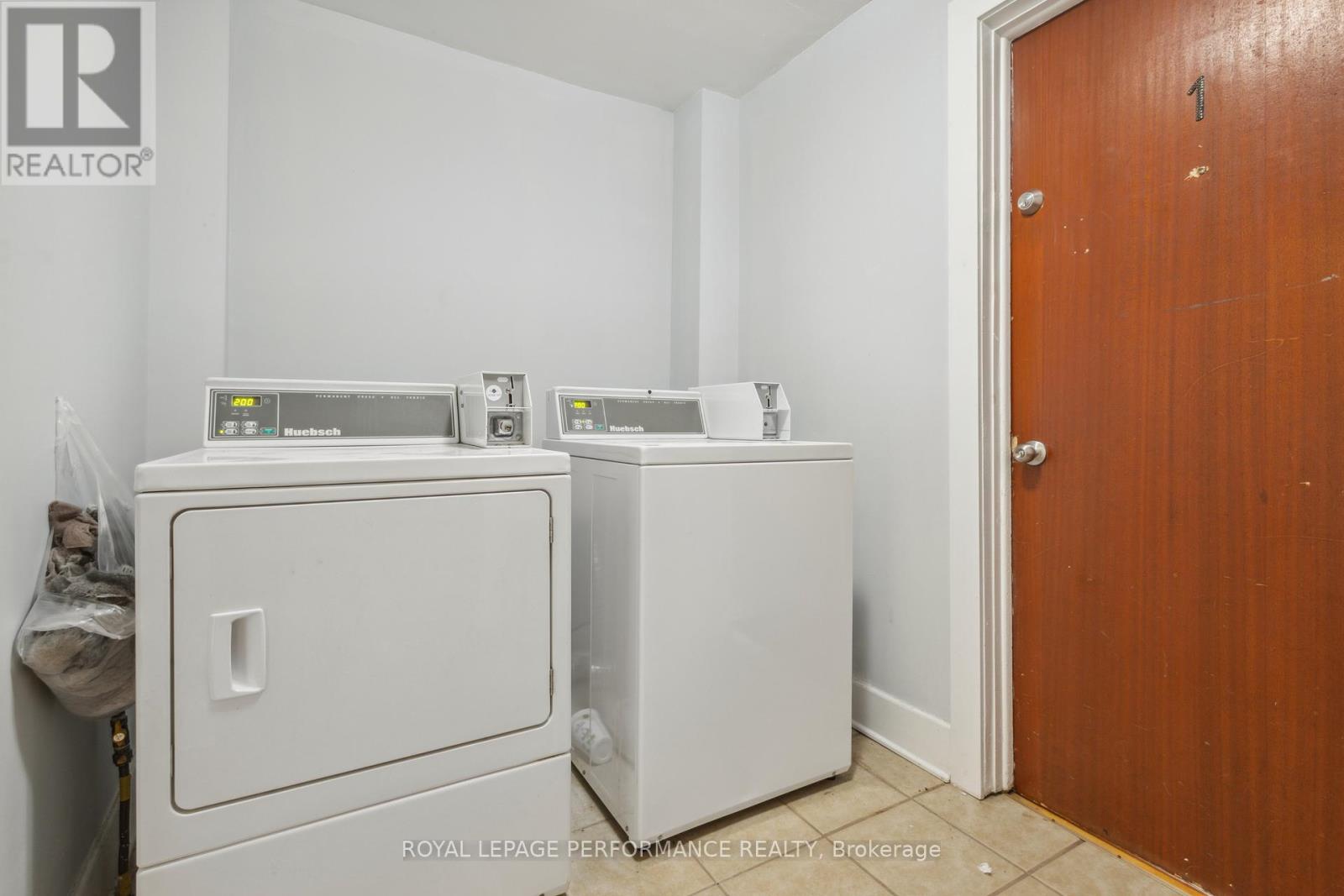 Photo 23 of 76 78 80 Cambridge Street N, Ottawa ON