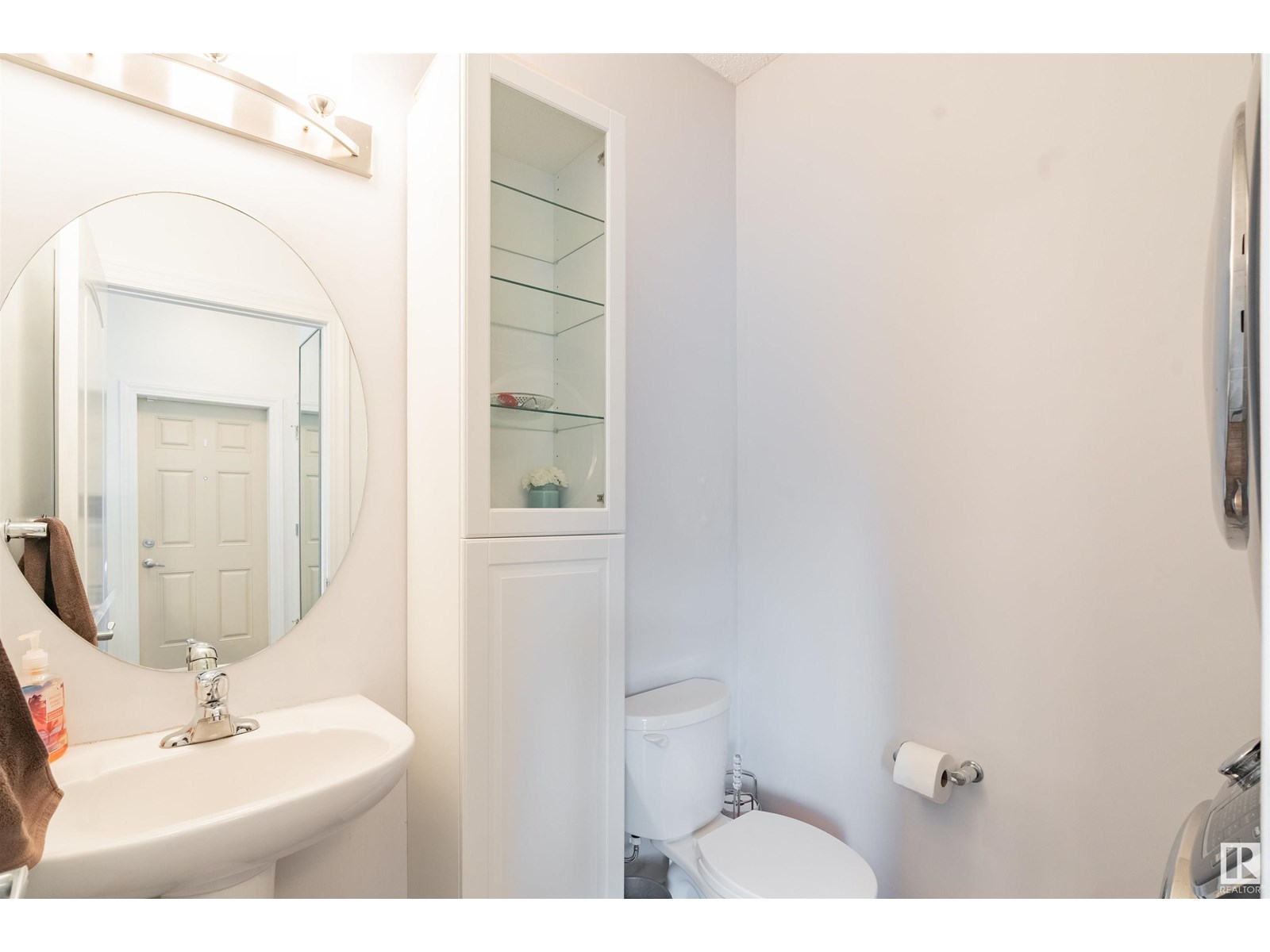 Photo 11 of 16728 120 St Nw, Edmonton AB
