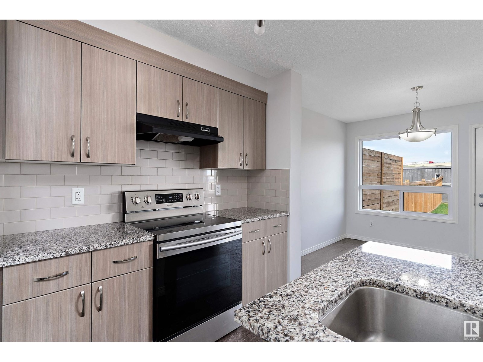 Photo 10 of 17135 38 St Nw, Edmonton AB