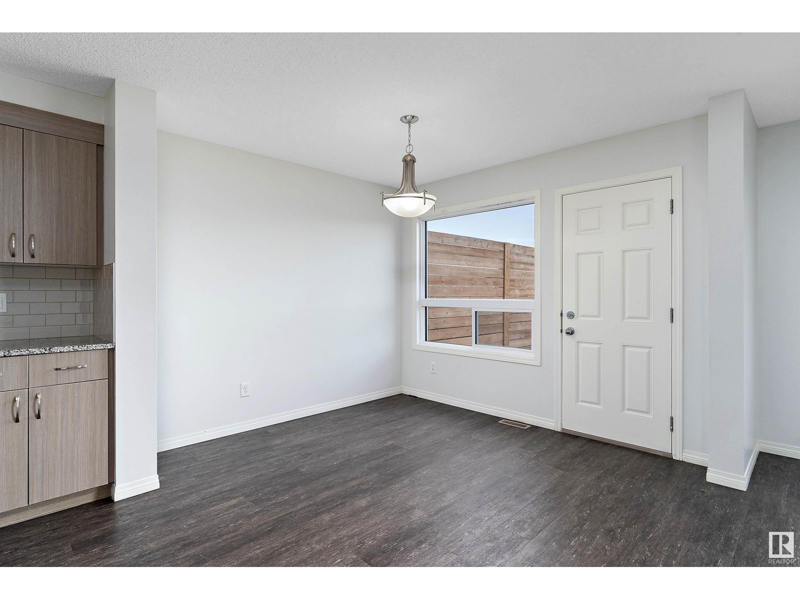Photo 6 of 17135 38 St Nw, Edmonton AB
