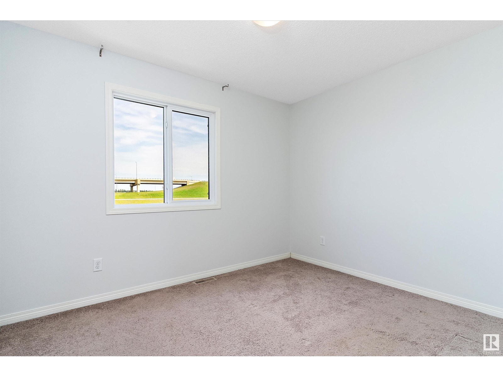 Photo 5 of 17135 38 St Nw, Edmonton AB
