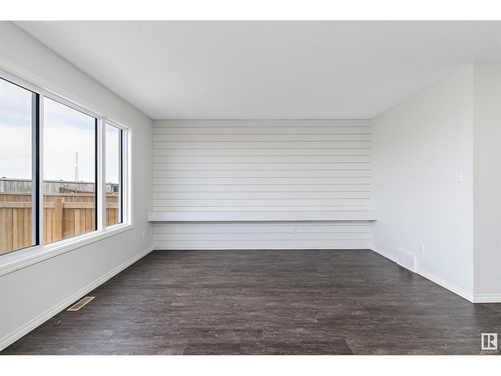 Photo 7 of 17135 38 St Nw, Edmonton AB