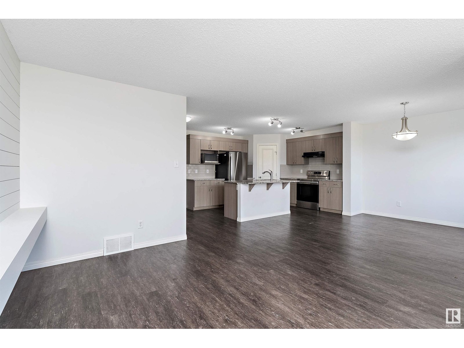 Photo 9 of 17135 38 St Nw, Edmonton AB