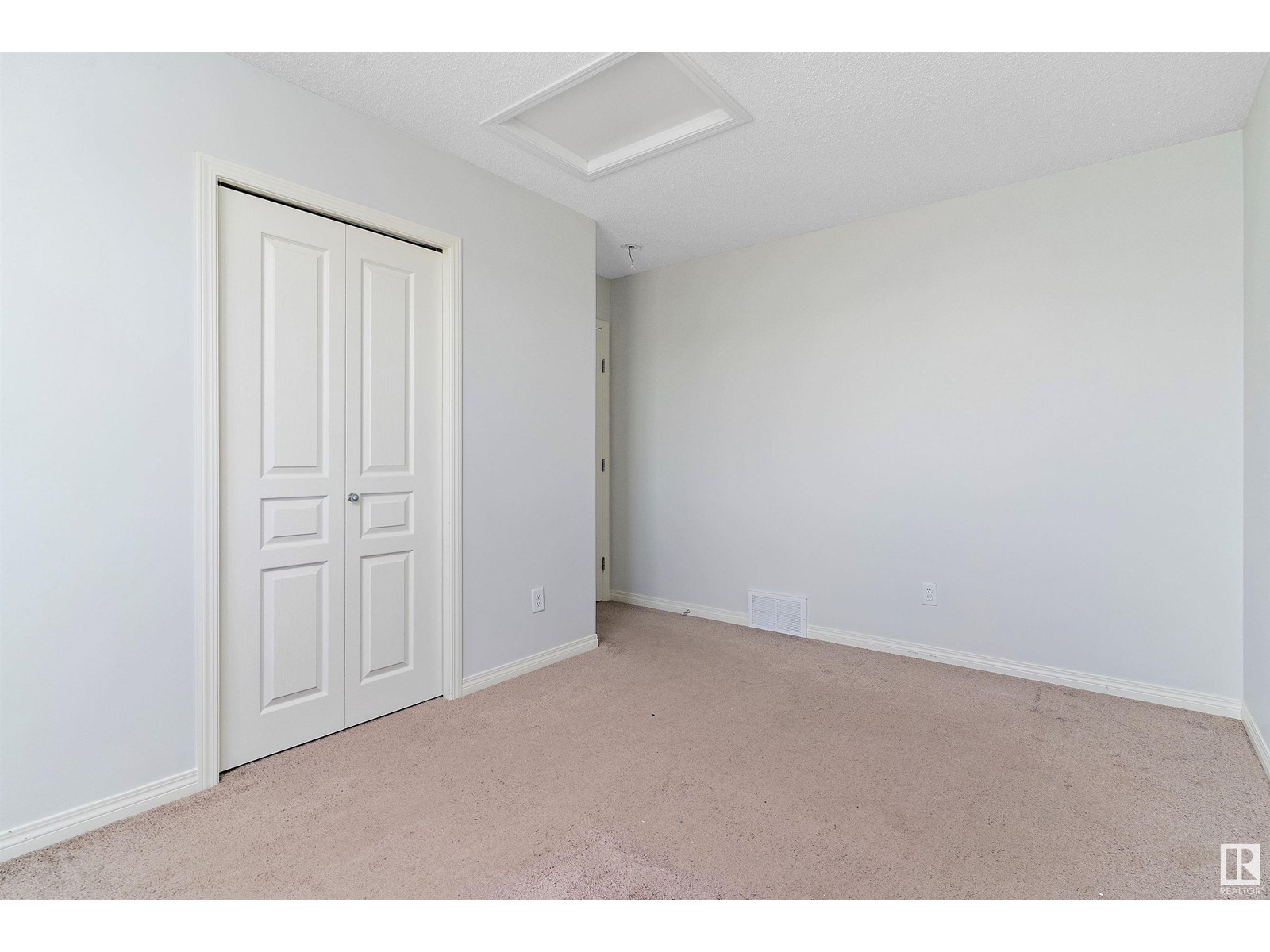 Photo 17 of 17135 38 St Nw, Edmonton AB