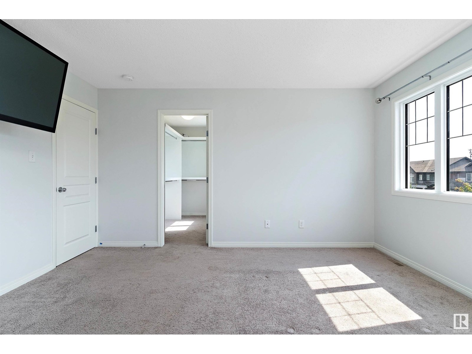 Photo 2 of 17135 38 St Nw, Edmonton AB