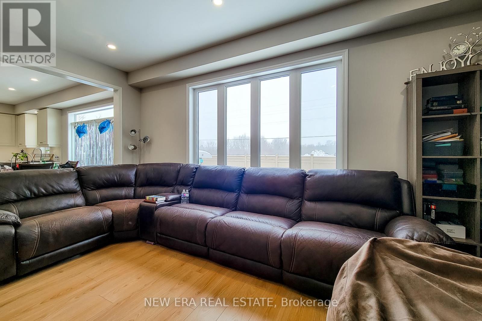 Photo 9 of 24 Esther Crescent, Thorold ON