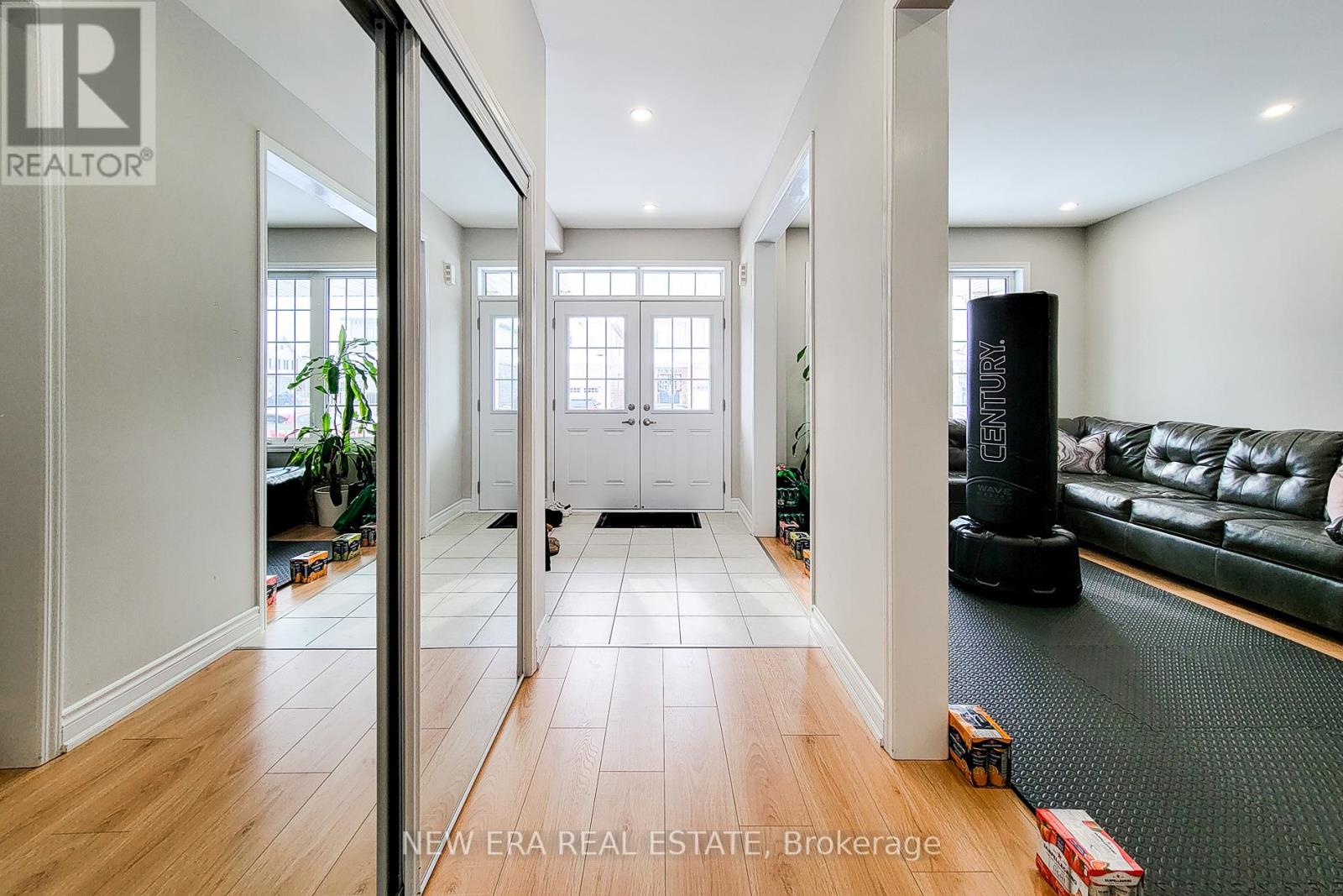 Photo 31 of 24 Esther Crescent, Thorold ON