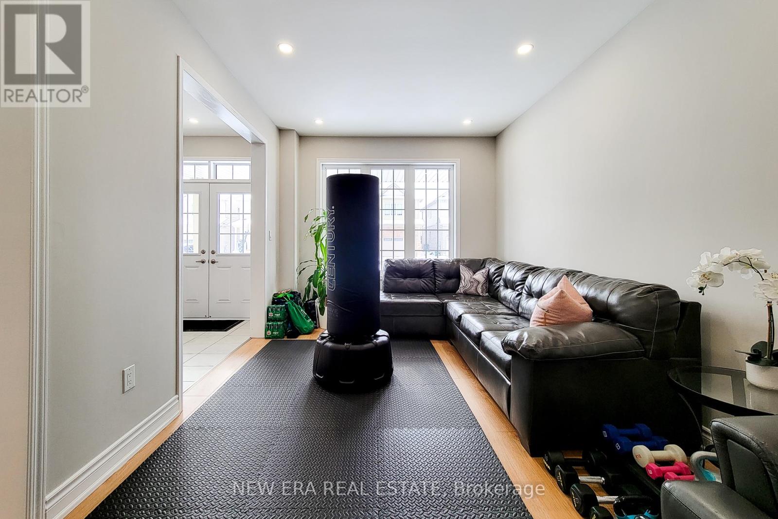 Photo 18 of 24 Esther Crescent, Thorold ON