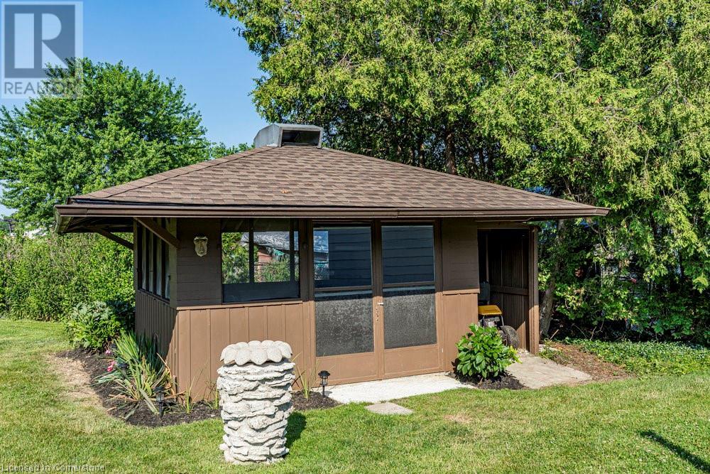 Photo 10 of 8477 Dickenson Road E, Hamilton ON