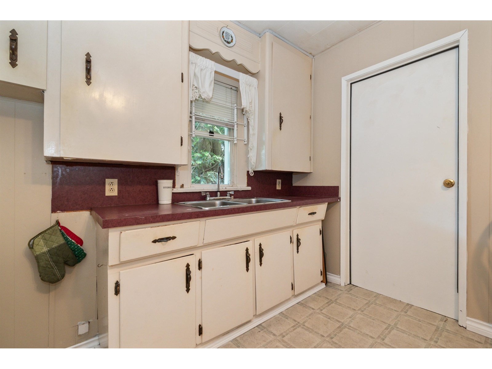 Photo 14 of 45728 Henderson Avenue Chilliwack Proper West, Chilliwack BC