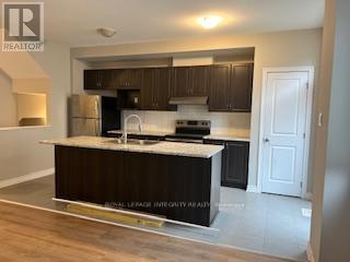 Kitchen w Breakfast Bar