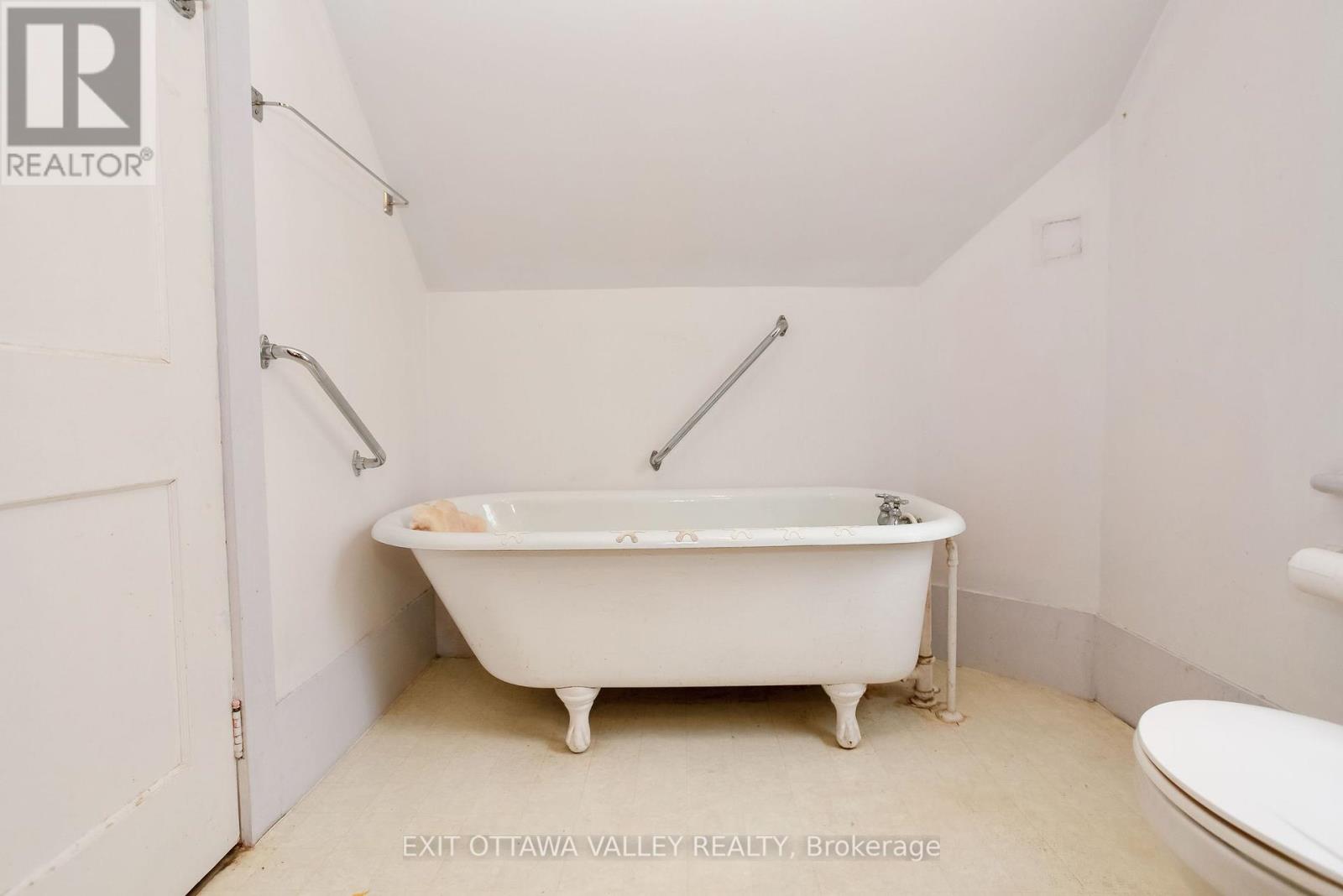 Photo 14 of 468 Moffat Street, Pembroke ON