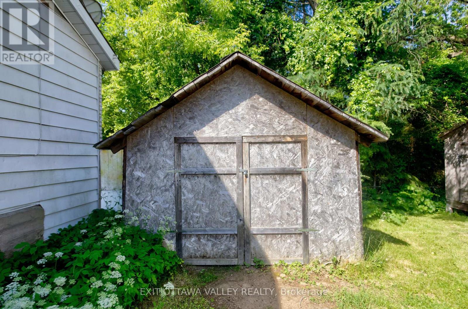 Photo 2 of 468 Moffat Street, Pembroke ON