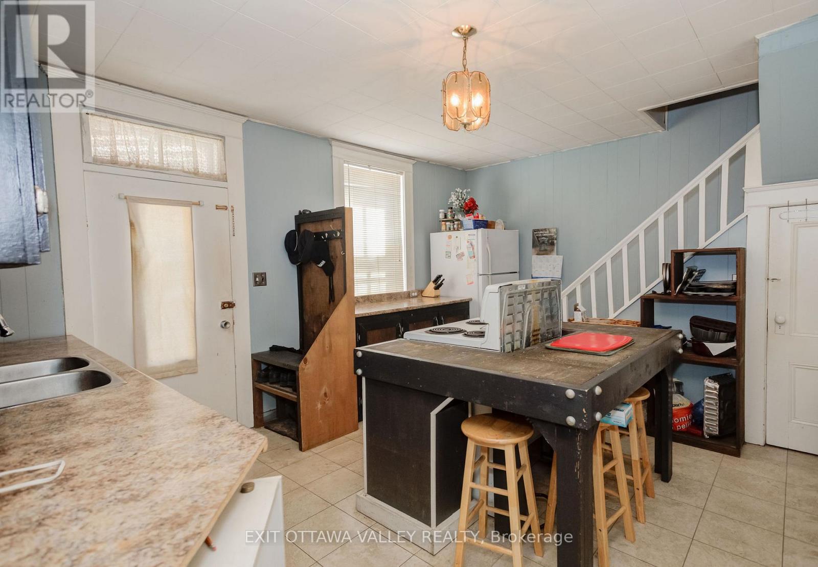 Photo 5 of 468 Moffat Street, Pembroke ON