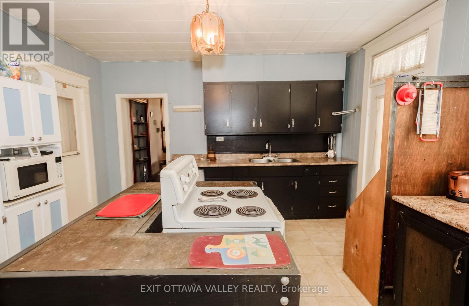 Photo 6 of 468 Moffat Street, Pembroke ON