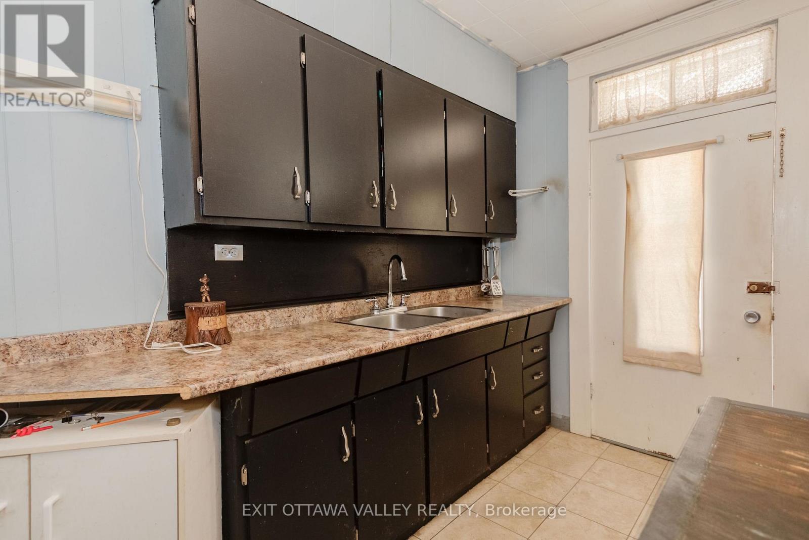 Photo 7 of 468 Moffat Street, Pembroke ON
