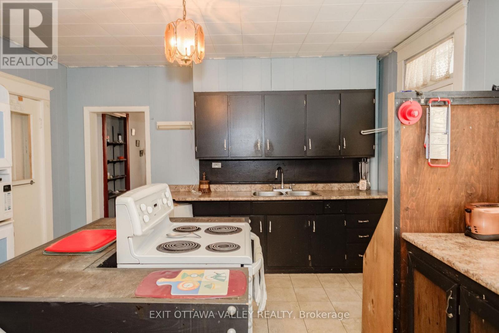Photo 8 of 468 Moffat Street, Pembroke ON