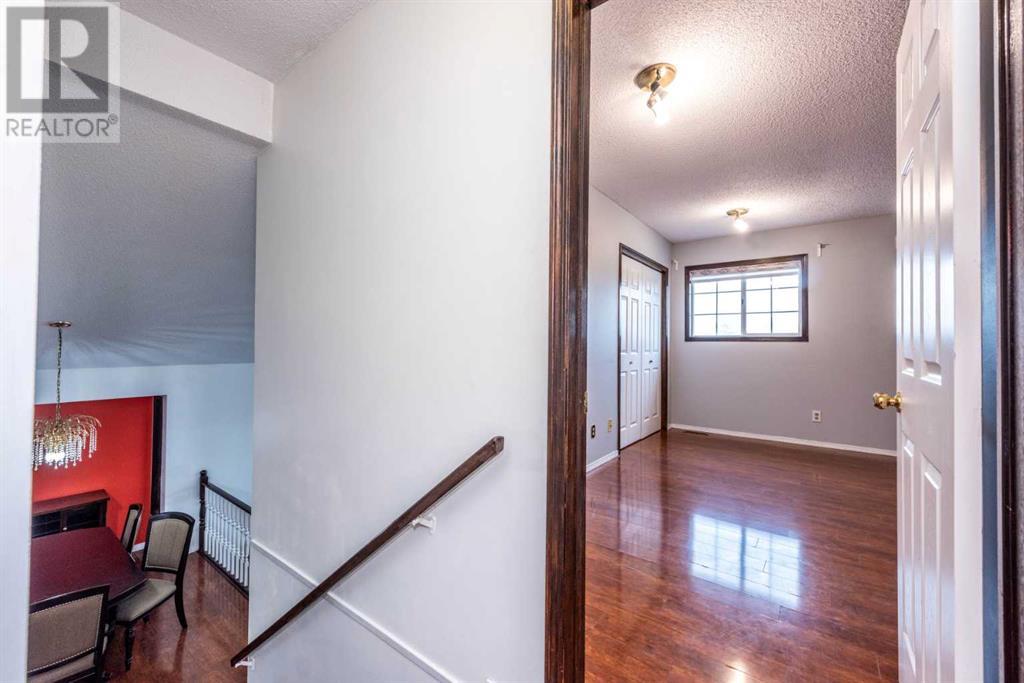 Single Family House 4 Level for Sale in  Riverglen Place SE Riverbend Calgary 