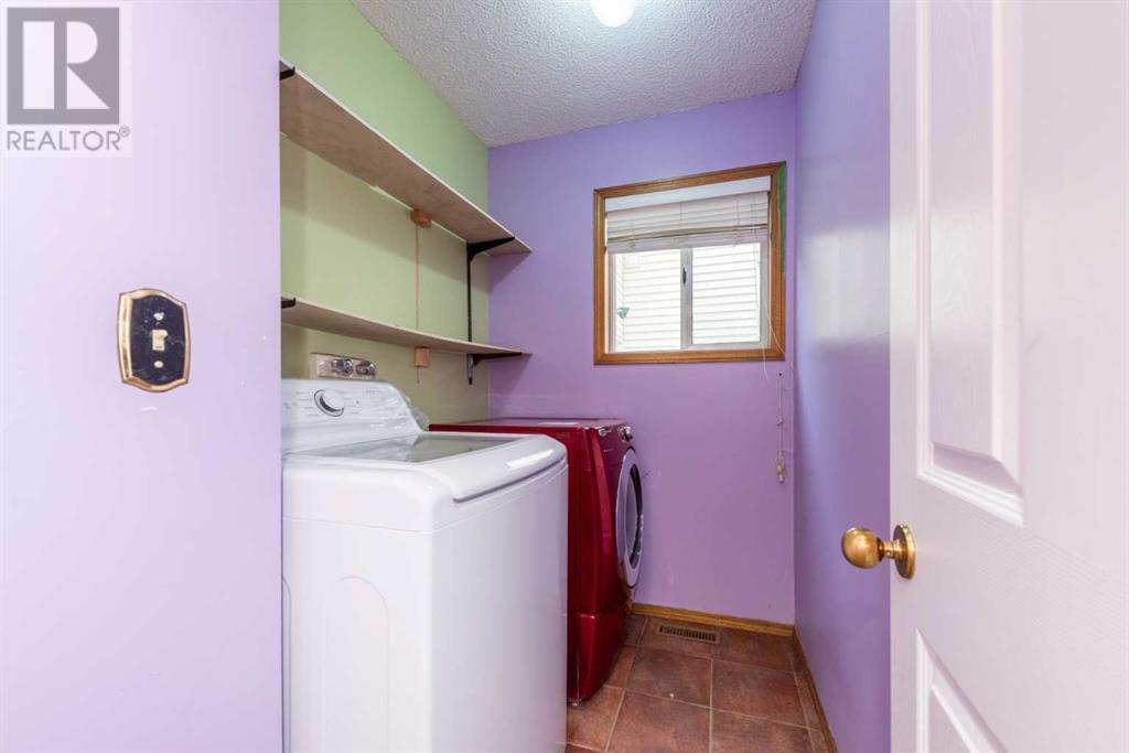 Single Family House 4 Level for Sale in  Riverglen Place SE Riverbend Calgary 