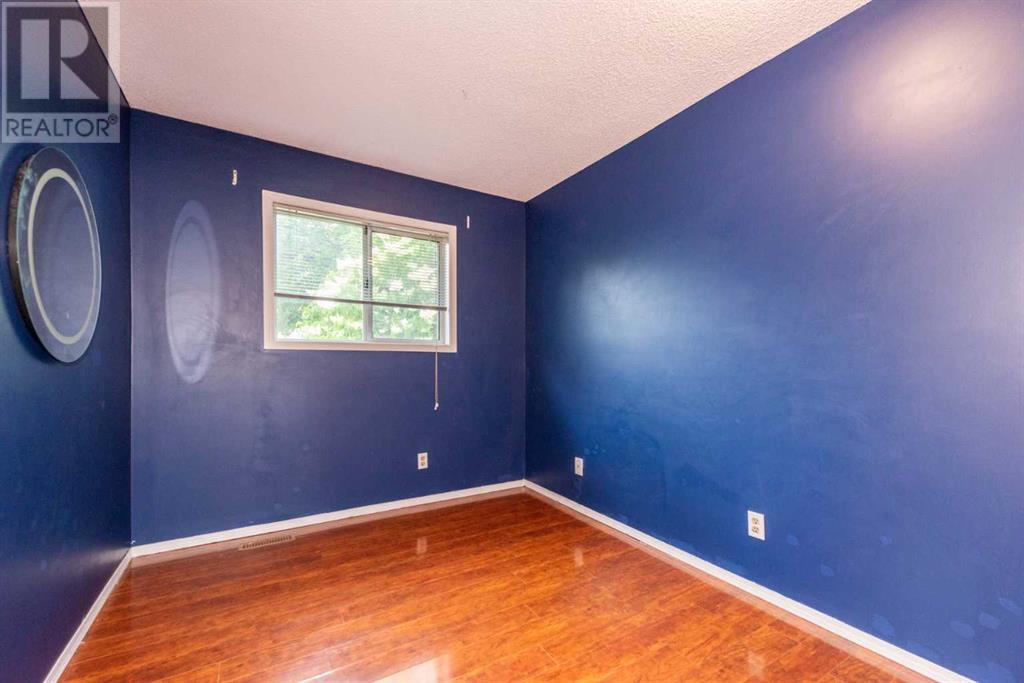 Single Family House 4 Level for Sale in  Riverglen Place SE Riverbend Calgary 