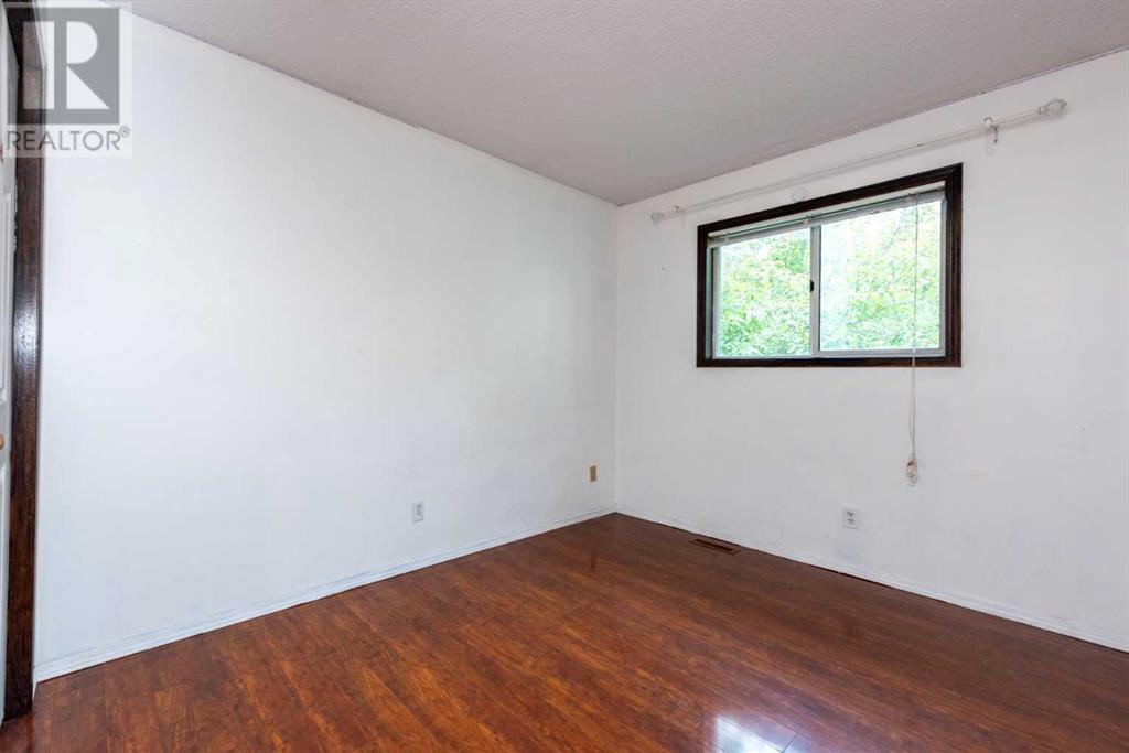 Single Family House 4 Level for Sale in  Riverglen Place SE Riverbend Calgary 