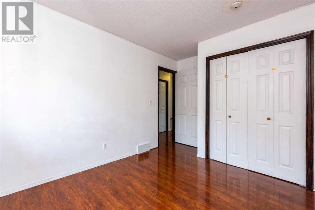 Single Family House 4 Level for Sale in  Riverglen Place SE Riverbend Calgary 