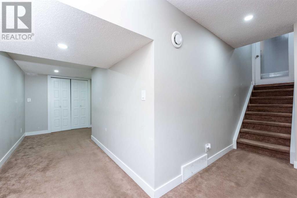 Single Family House 4 Level for Sale in  Riverglen Place SE Riverbend Calgary 