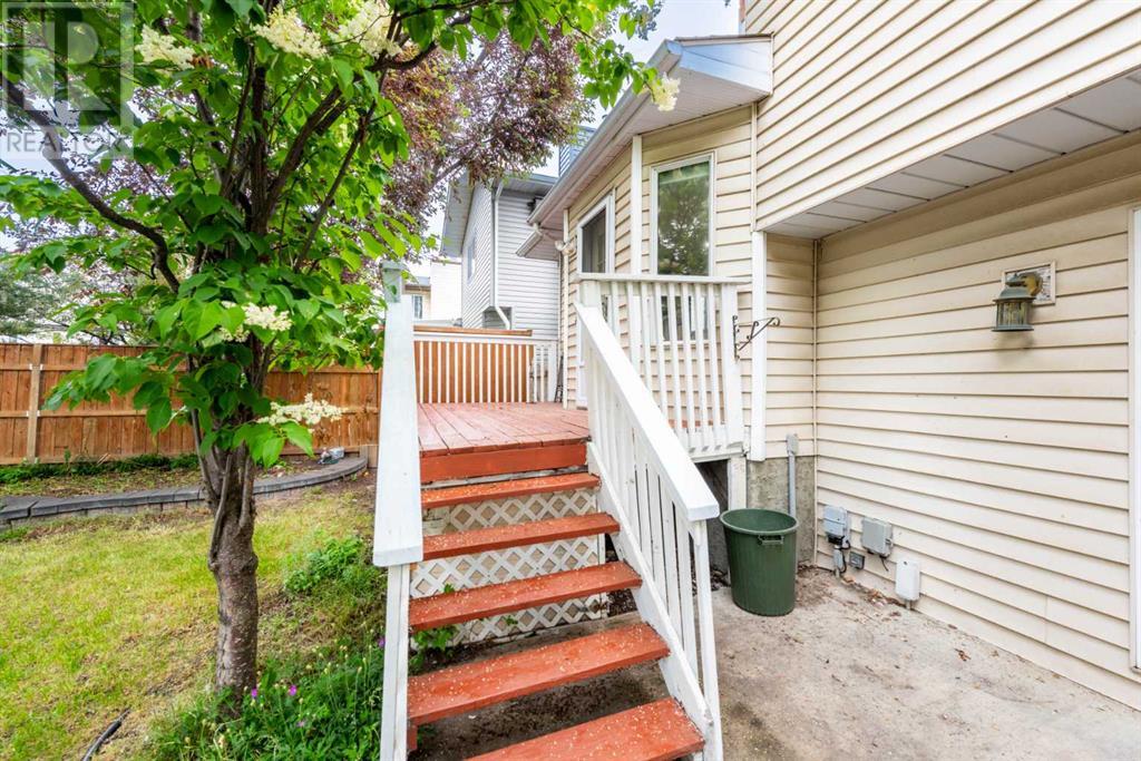 Single Family House 4 Level for Sale in  Riverglen Place SE Riverbend Calgary 