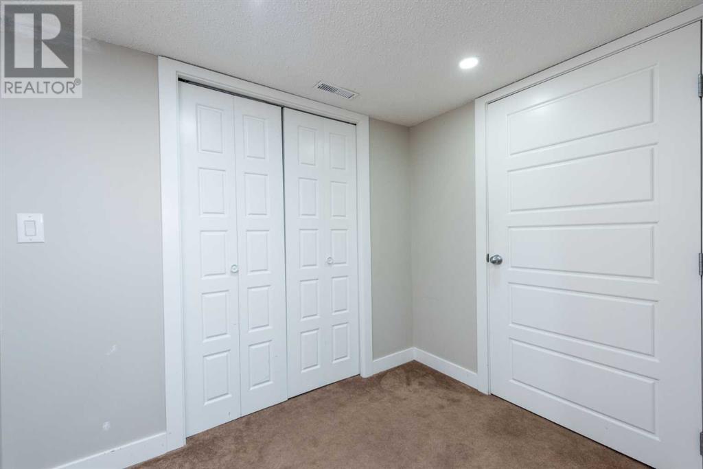 Single Family House 4 Level for Sale in  Riverglen Place SE Riverbend Calgary 